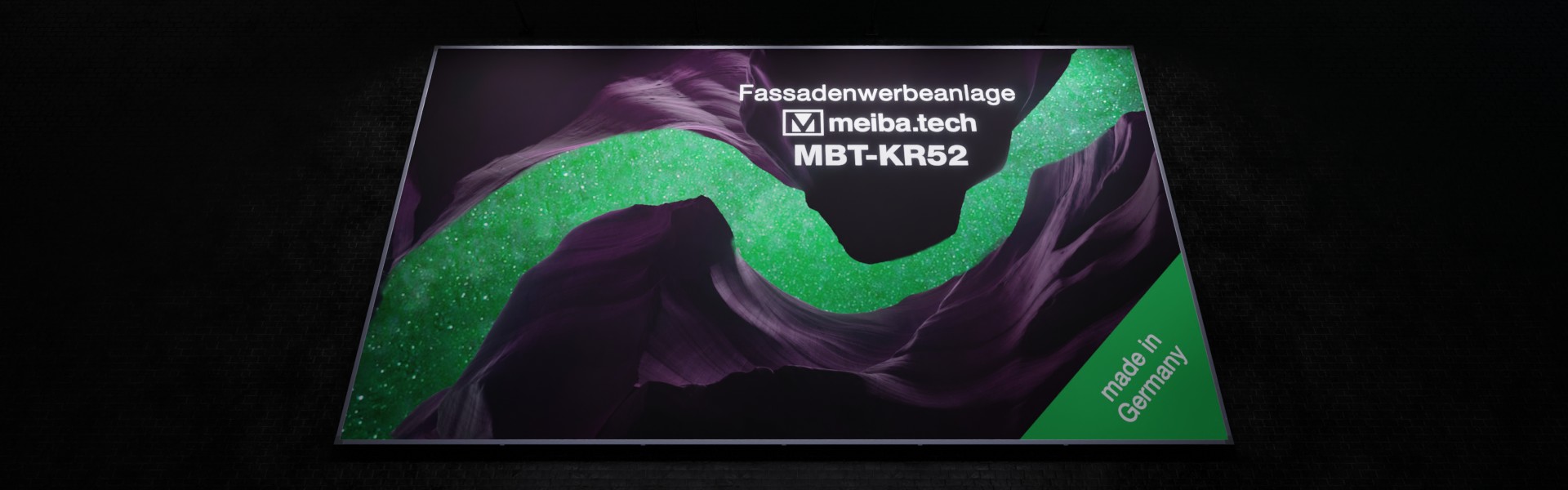 Werbeanlage MBT-KR52 für langfristige Bannerwerbung an Fassaden, untere Ansicht beleuchtet