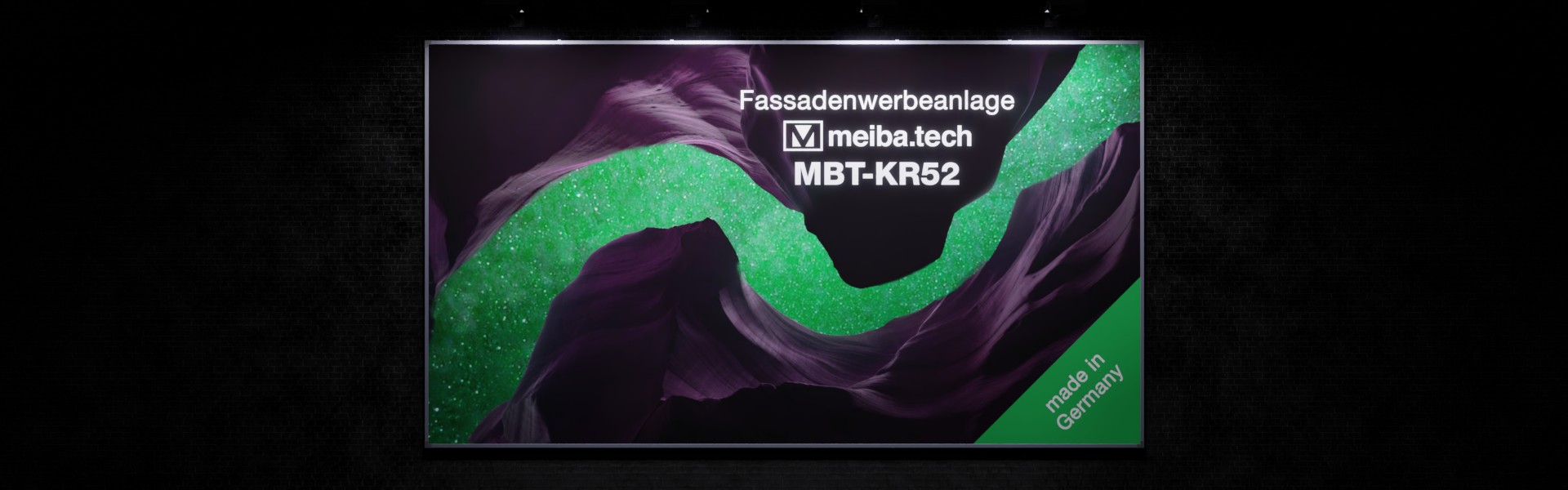 Werbeanlage MBT-KR52 für langfristige Bannerwerbung an Fassaden, Frontansicht beleuchtet